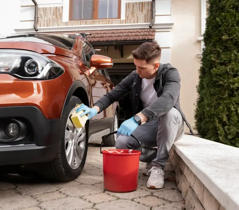 Lavage auto à domicile Saint-Nizier-le-Désert : professionnel intervenant sur un véhicule